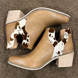 Like New Natural Reflections Cow Print Booties